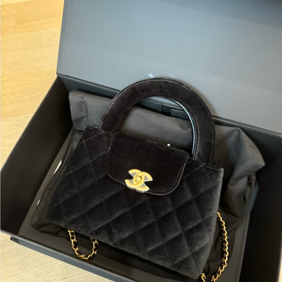 Chanel Métiers d'Art 2024
Known as Chanel Kelly bag  “Nano” Black velvet handbag - Picture 2 of 12